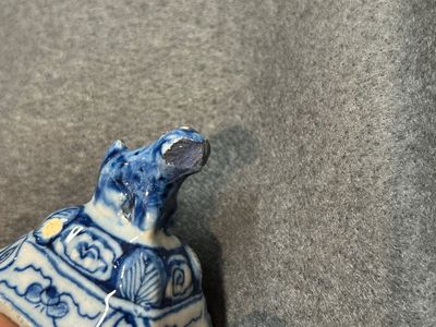 A small blue and white Dutch Delft garniture of five vases, 18th C. — 照片 2