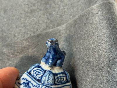 A small blue and white Dutch Delft garniture of five vases, 18th C. — 照片 3