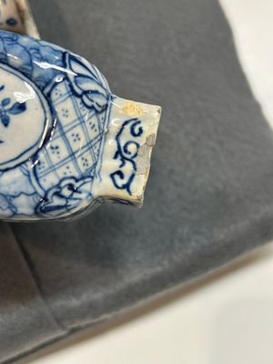A small blue and white Dutch Delft garniture of five vases, 18th C. — 照片 4