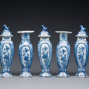 A small blue and white Dutch Delft garniture of five vases, 18th C. — 照片 1