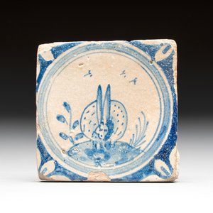 A small blue and white Dutch Delft 'rabbit' medallion tile, late 16th C. — photo 1