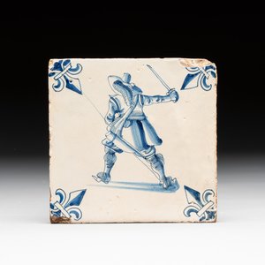 A small blue and white Dutch Delft 'soldier' tile, early 17th C. — photo 1