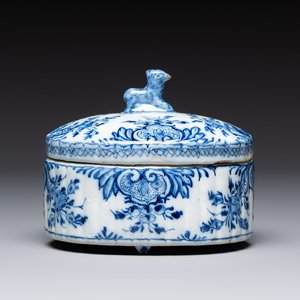 A small blue and white Dutch Delft tureen and cover with a foal finial, 18th C. — photo 1