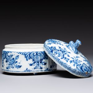 A small blue and white Dutch Delft tureen and cover with a foal finial, 18th C. — photo 2