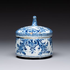 A small blue and white Dutch Delft tureen and cover with a foal finial, 18th C. — photo 3
