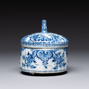 A small blue and white Dutch Delft tureen and cover with a foal finial, 18th C. — photo 5