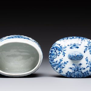 A small blue and white Dutch Delft tureen and cover with a foal finial, 18th C. — photo 6
