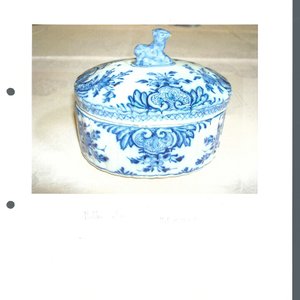 A small blue and white Dutch Delft tureen and cover with a foal finial, 18th C. — photo 10