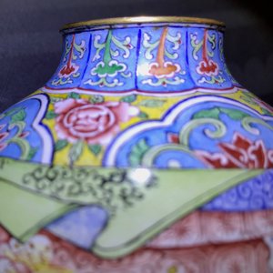 A small Chinese Beijing enamel jar and cover, Qianlong mark and possibly of the period — photo 18