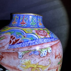 A small Chinese Beijing enamel jar and cover, Qianlong mark and possibly of the period — photo 19