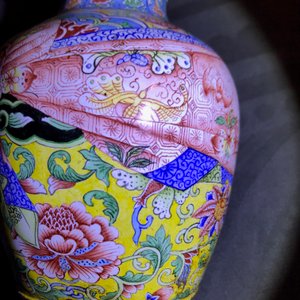 A small Chinese Beijing enamel jar and cover, Qianlong mark and possibly of the period — photo 20