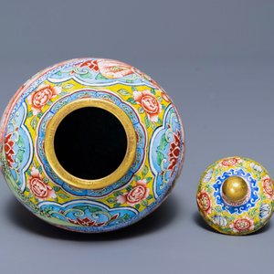 A small Chinese Beijing enamel jar and cover, Qianlong mark and possibly of the period — photo 6