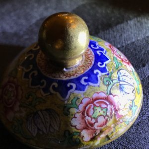 A small Chinese Beijing enamel jar and cover, Qianlong mark and possibly of the period — photo 10