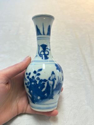A small Chinese blue and white bottle vase with narrative design, Transitional period — photo 1