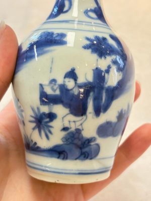 A small Chinese blue and white bottle vase with narrative design, Transitional period — photo 11