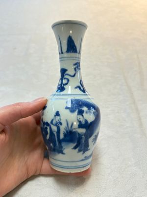A small Chinese blue and white bottle vase with narrative design, Transitional period — photo 2
