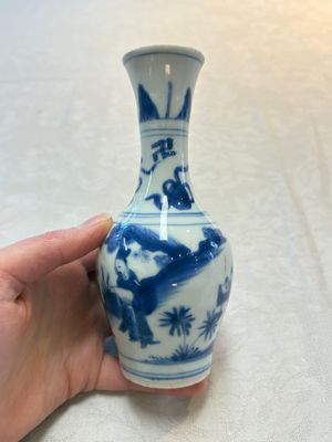 A small Chinese blue and white bottle vase with narrative design, Transitional period — photo 3