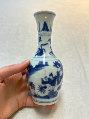 A small Chinese blue and white bottle vase with narrative design, Transitional period — photo 4