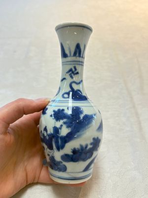 A small Chinese blue and white bottle vase with narrative design, Transitional period — photo 5