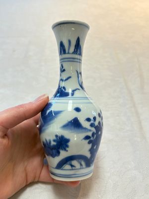 A small Chinese blue and white bottle vase with narrative design, Transitional period — photo 6