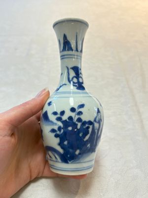 A small Chinese blue and white bottle vase with narrative design, Transitional period — photo 7