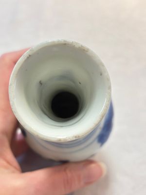 A small Chinese blue and white bottle vase with narrative design, Transitional period — photo 8