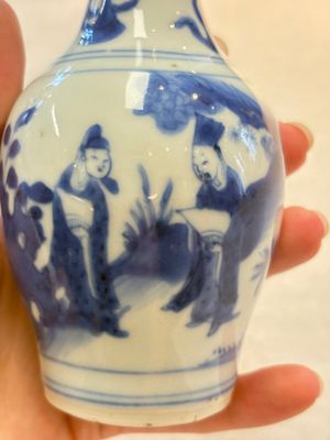 A small Chinese blue and white bottle vase with narrative design, Transitional period — photo 10