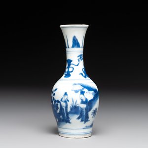 A small Chinese blue and white bottle vase with narrative design, Transitional period — photo 1