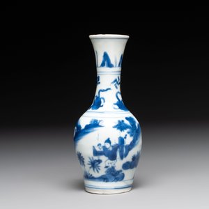 A small Chinese blue and white bottle vase with narrative design, Transitional period — photo 2