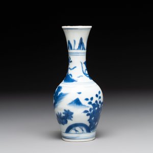 A small Chinese blue and white bottle vase with narrative design, Transitional period — photo 3