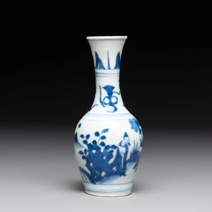 A small Chinese blue and white bottle vase with narrative design, Transitional period — photo 4