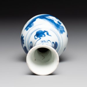 A small Chinese blue and white bottle vase with narrative design, Transitional period — photo 5