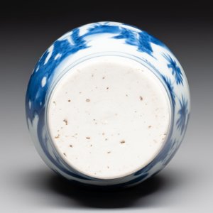 A small Chinese blue and white bottle vase with narrative design, Transitional period — photo 6