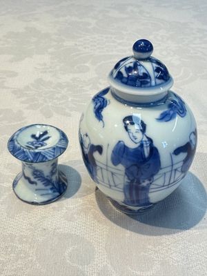 A small Chinese blue and white covered vase and a miniature salt, Kangxi — 照片 1
