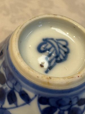 A small Chinese blue and white covered vase and a miniature salt, Kangxi — 照片 11