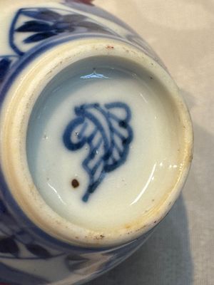A small Chinese blue and white covered vase and a miniature salt, Kangxi — 照片 12