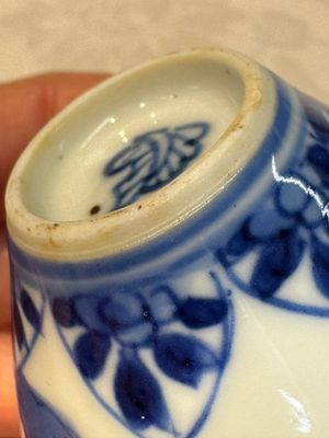 A small Chinese blue and white covered vase and a miniature salt, Kangxi — 照片 13