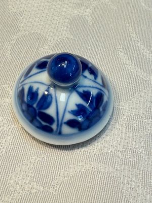 A small Chinese blue and white covered vase and a miniature salt, Kangxi — 照片 14