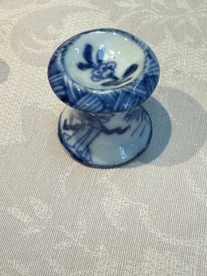 A small Chinese blue and white covered vase and a miniature salt, Kangxi — 照片 17