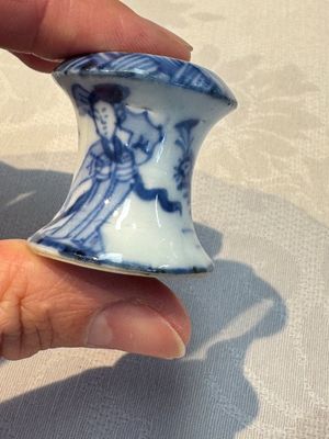 A small Chinese blue and white covered vase and a miniature salt, Kangxi — 照片 18