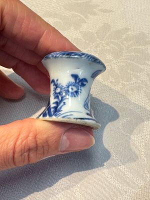 A small Chinese blue and white covered vase and a miniature salt, Kangxi — 照片 19