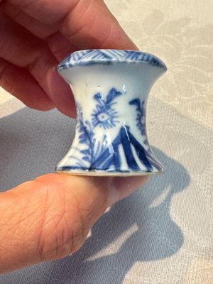A small Chinese blue and white covered vase and a miniature salt, Kangxi — 照片 20