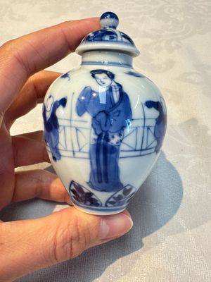 A small Chinese blue and white covered vase and a miniature salt, Kangxi — 照片 2