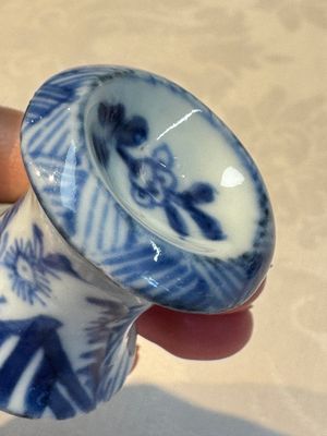 A small Chinese blue and white covered vase and a miniature salt, Kangxi — 照片 22