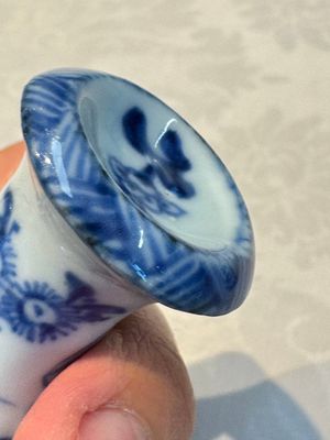 A small Chinese blue and white covered vase and a miniature salt, Kangxi — 照片 23