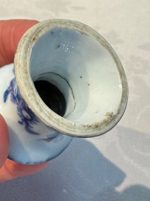 A small Chinese blue and white covered vase and a miniature salt, Kangxi — 照片 24
