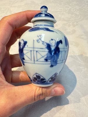 A small Chinese blue and white covered vase and a miniature salt, Kangxi — 照片 3
