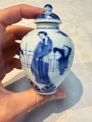 A small Chinese blue and white covered vase and a miniature salt, Kangxi — 照片 4