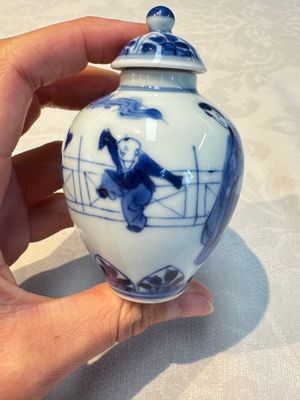 A small Chinese blue and white covered vase and a miniature salt, Kangxi — 照片 5