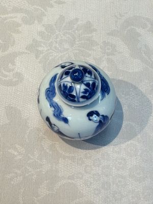 A small Chinese blue and white covered vase and a miniature salt, Kangxi — 照片 6